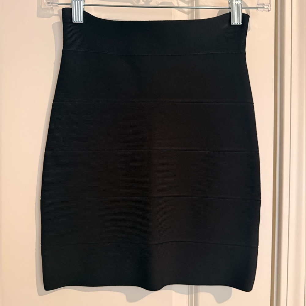 EXCELLENT LIKE NEW CONDITION!! 
BCBGMaxAzria Simone Bandage Skirt